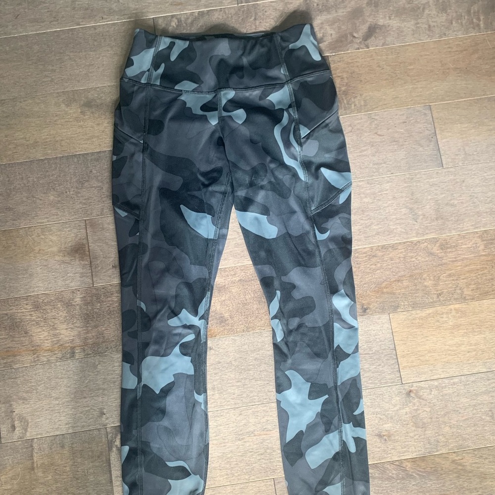 Athleta gray camo leggings with side zip pockets. EUC size xs